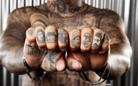 finger-tattoo-mann-körpertätowierung-hanflächen-ketten-zeichentrickhelden-personen-berühmt