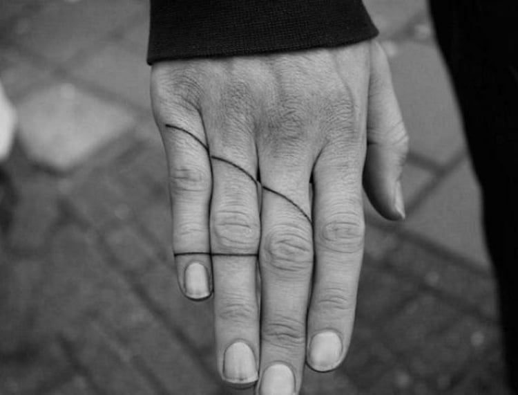 finger-tattoo-minimalistisch-schlicht-linien-gerade-quer-mittelfinger-ringfinger-kleinfinger