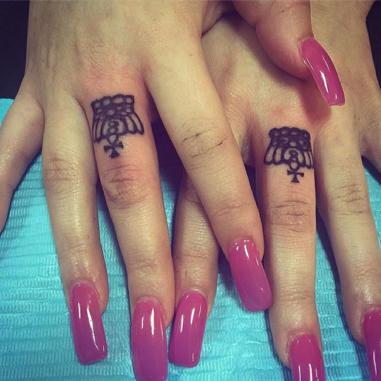 finger-tattoo-mittelfinger-kronen-kreuz-frauenhände-fingernägel-rosa