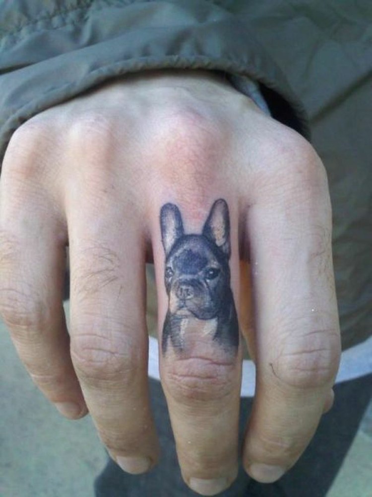 finger-tattoo-männerhand-mittelfinger-hund-bulldogge-tier-schwarz-weiß-jacke