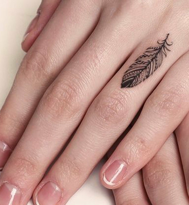 Finger Tattoo faszinierende Ideen für beliebte Motive mit toller Symbolik
