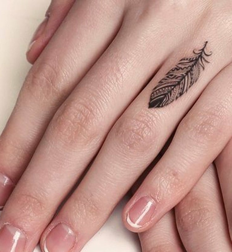 finger tattoo ringfinger-feder-frauenhände-french-maniküre