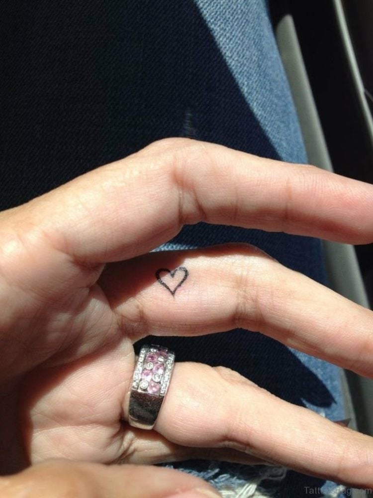 finger-tattoo-seitlich-mittelfinger-ring-steinchen-frauenhand-herz-winzig
