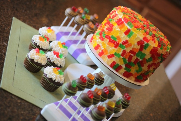 geburtstagskuchen für geburtstagskinder gummibärchen-dekoration-inspiration-cupcakes