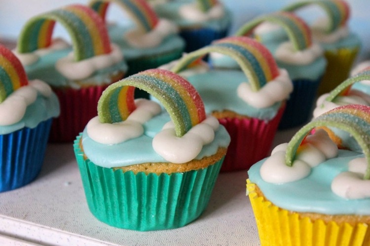 geburtstagskuchen-geburtstagskinder-muffins-cupcakes-regenbogen-süßigkeiten-wolken