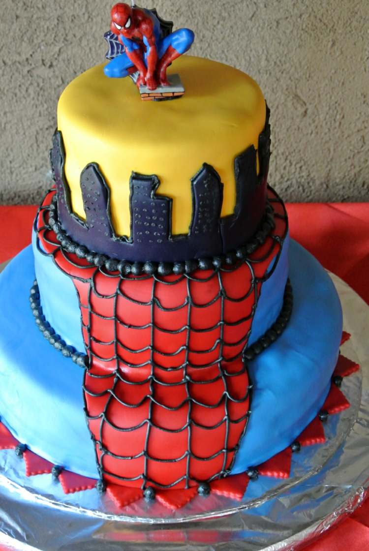 geburtstagskuchen-geburtstagskinder-superhelden-spiderman-rot-blau-gelb-spinnennetz