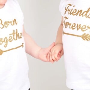 geschenke-zwillinge-geburt-ideen-personalisierte-t-shirts-goldene-schrift