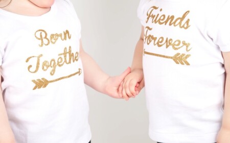 geschenke-zwillinge-geburt-ideen-personalisierte-t-shirts-goldene-schrift