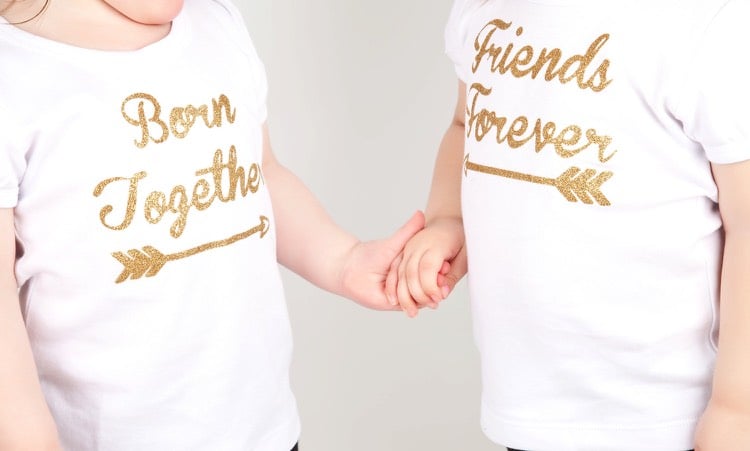 Geschenke für Zwillinge geburt-ideen-personalisierte-t-shirts-goldene-schrift