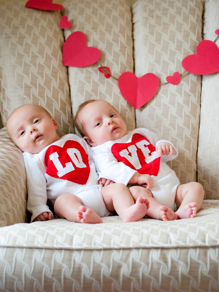 Geschenke für Zwillinge geburt-neugeborene-love-personalisierte-babybodys