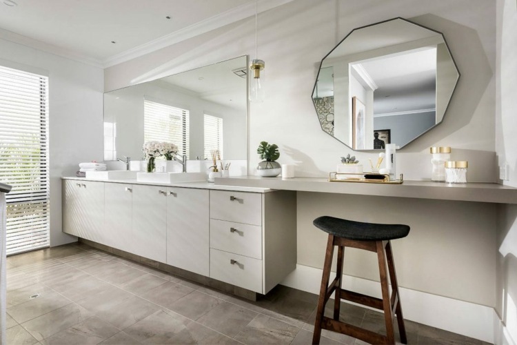 grauer-teppichboden-badezimmer-waschbecken-schminktisch-spiegel-fliesen-bodenbelag