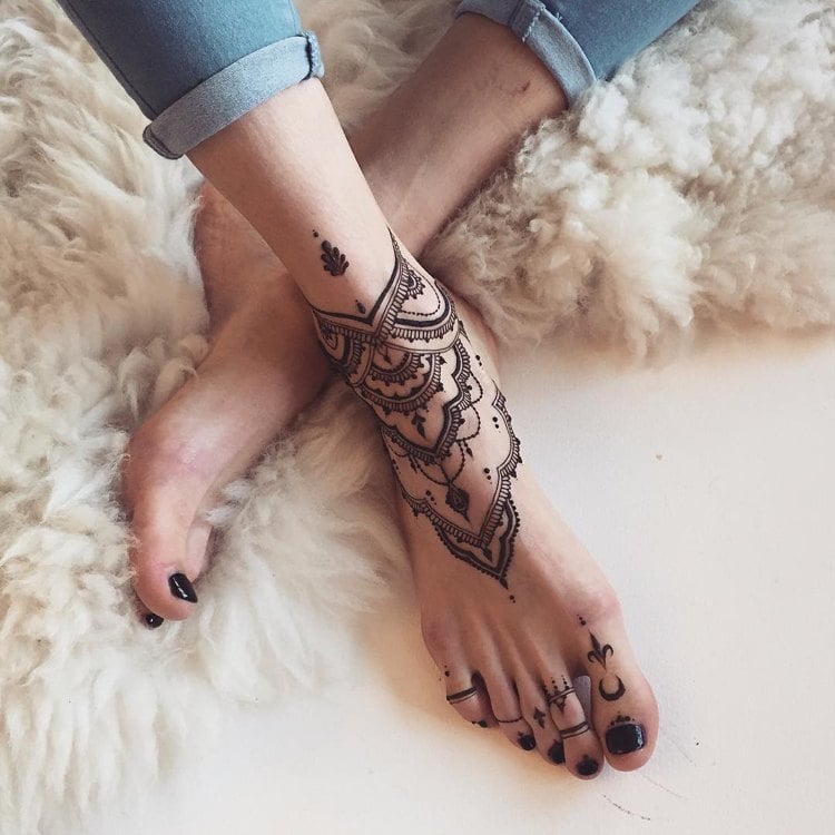 henna-tattoo-selber-machen-füsse-nagellack-schwarz