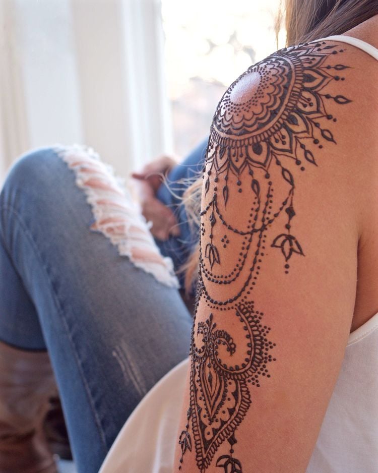 henna-tattoo-selber-machen-schulter-arm-modern