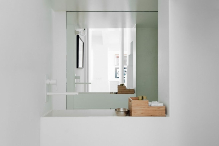 hohe-fenster-badezimmer-waschbecken-spiegel-weiß-wasserhahn-idee