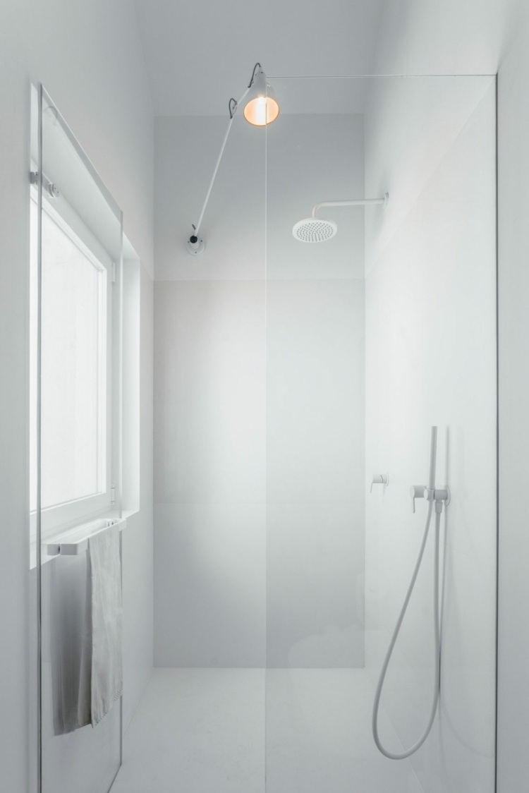 hohe-fenster-dusche-bodeneben-glas-duschwand-glastür-lampe