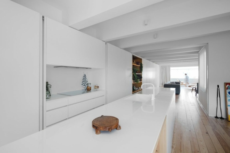 hohe-fenster-minimalistische-weiße-küche-spüle-wasserhahn-modern