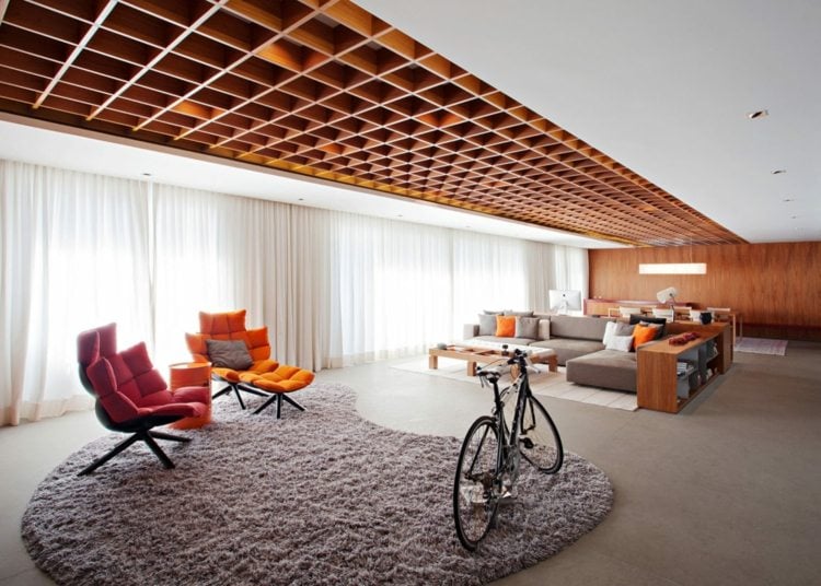 holz decke gestaltung-wohnzimmer-modern-teppich-lounge-stühle
