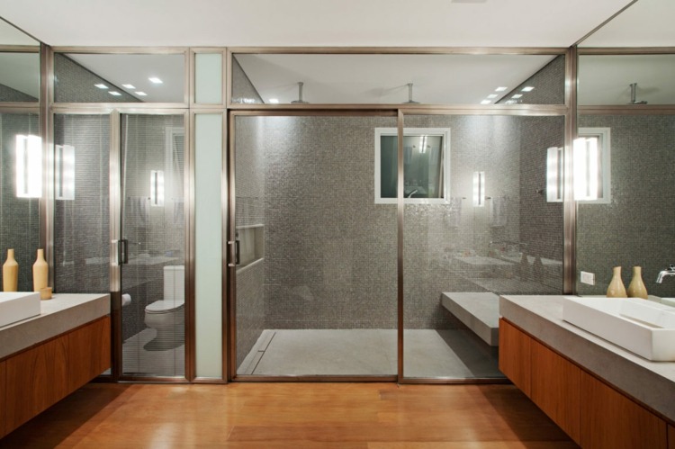 holz-decke-großes-badezimmer-nasszelle-glastür-metall-profile