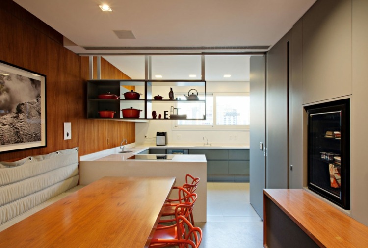 holz-decke-küche-design-modern-fenster-kommode-minimalistische-einrichtung