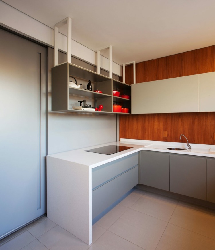 holz-decke-minimalistische-küche-grau-arbeitsplatte-weiß