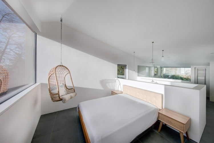 holz-fassade-schlafzimmer-minimalistisch-bodenfliesen-bett-schaukel
