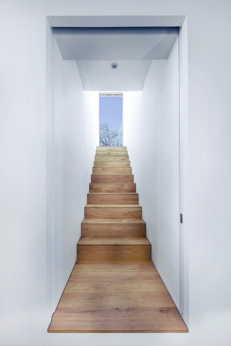 holz-fassade-treppenbereich-wandegestaltung-weiße-farbe-stufen-naturmaterial