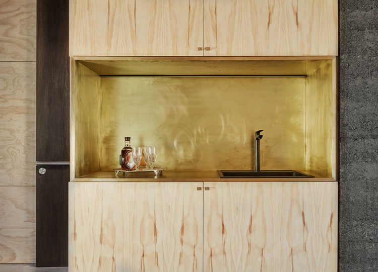 holz-innenausbau-minimalistische-küche-sperrholz-messing