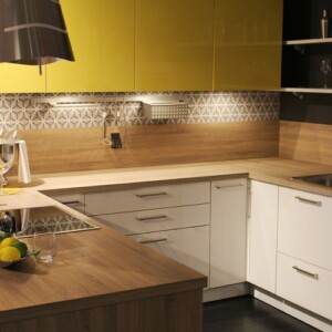 holz-weiß-küche-trend-matt-fronten-eiche-arbeitsplatte-gelbe-oberschränke
