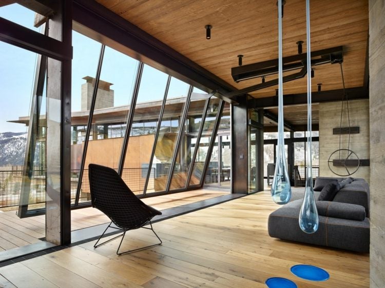 industrial style möbel sitzbereich-grau-sofa-pendel-deko-blau-akzente