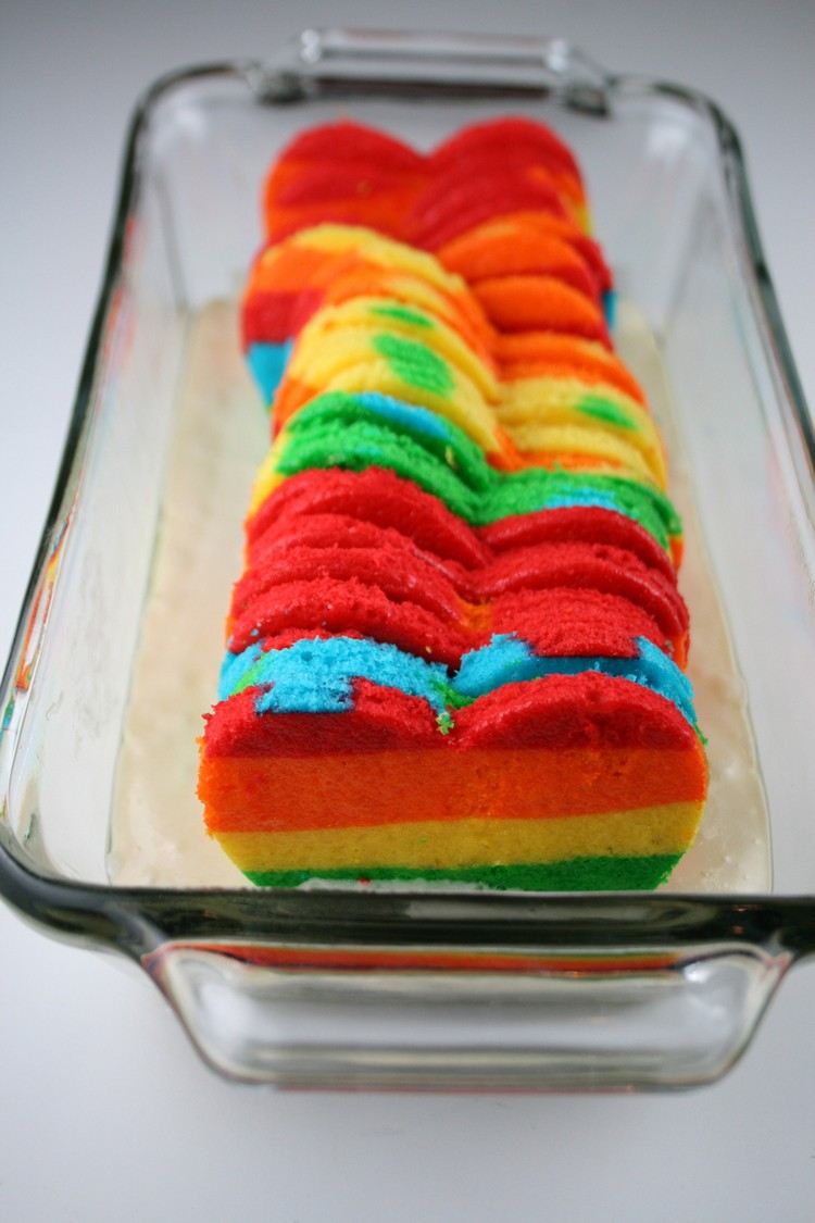 kuchen-mit-überraschung-kastenkuchen-mit-herz-innen-regenbogenfarben