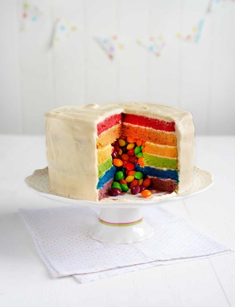 kuchen-mit-überraschung-regenbogen-torte-füllung-skittles