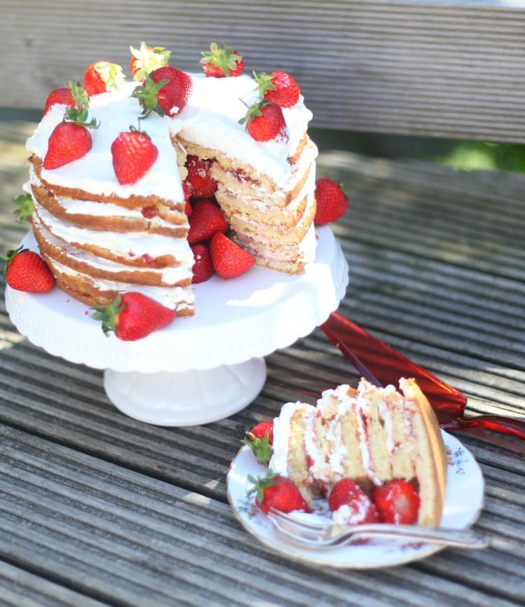 kuchen-mit-überraschung-sommer-erdbeeren-kuchen-füllung