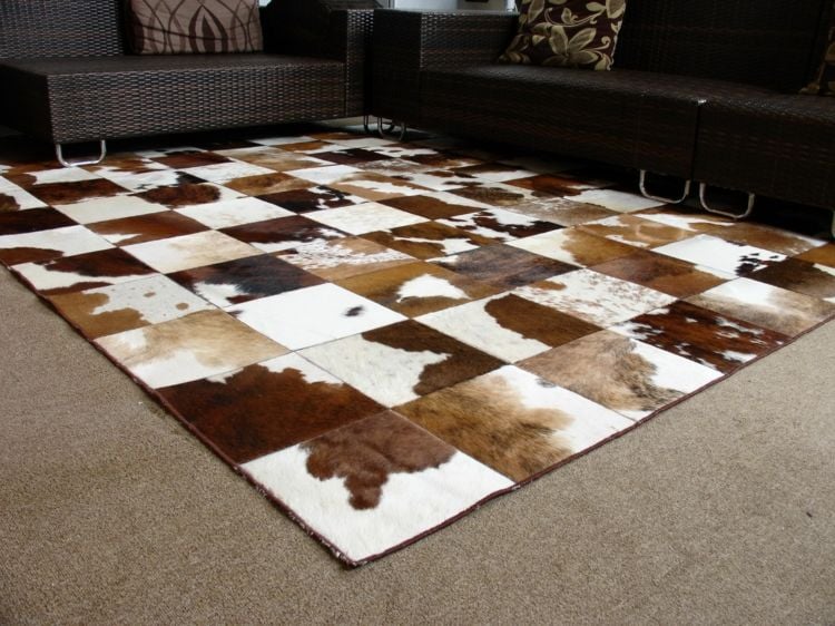 kuhfell-teppich-einrichten-accessoire-patchwork-braun-weiß-fußboden-deko