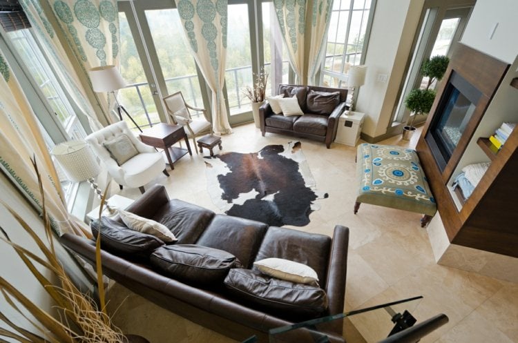 kuhfell-teppich-klein-wohnzimmer-raumgestaltung-idee-warmes-ambiente-ledercouch-braun