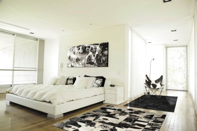 kuhfell-teppich-minimalistisch-schlafzimmer-modern-schwarz-weiß-monochrom-patchwork