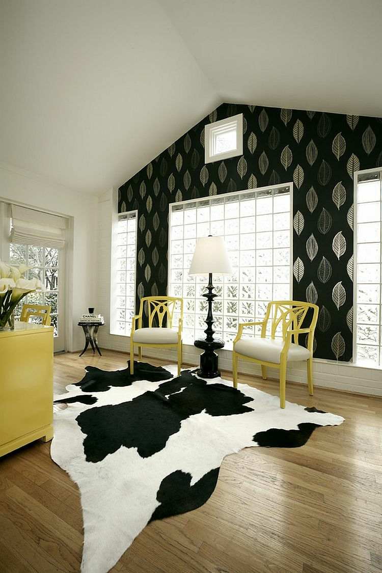 kuhfell-teppich-schwarz-weiß-tapete-wandgestaltung-dachschräge-gelbe-stühle