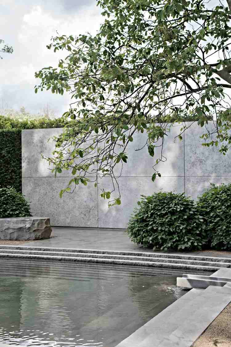 minimalistischer-garten-beton-stein-wasser-sichtschutz-hecke