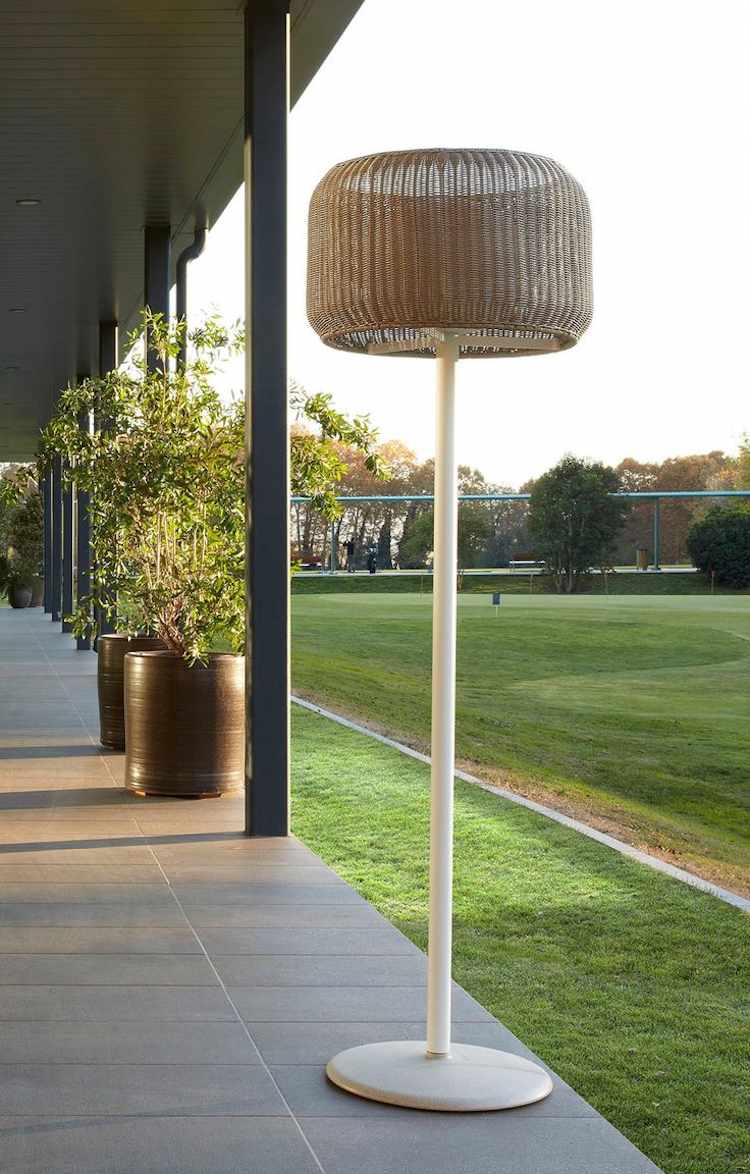 Minimalistischer Garten -grundstück-groß-wiese-rasen-terrasse