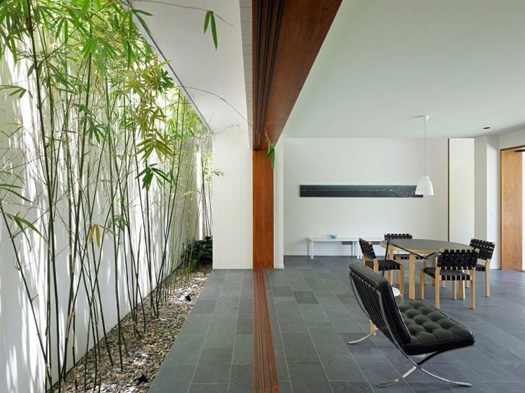 minimalistischer-garten-innengarten-bambus-kies-feinsteinzeug