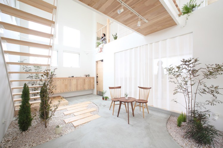 minimalistischer-garten-innengarten-beton-kies-weis-gewächse