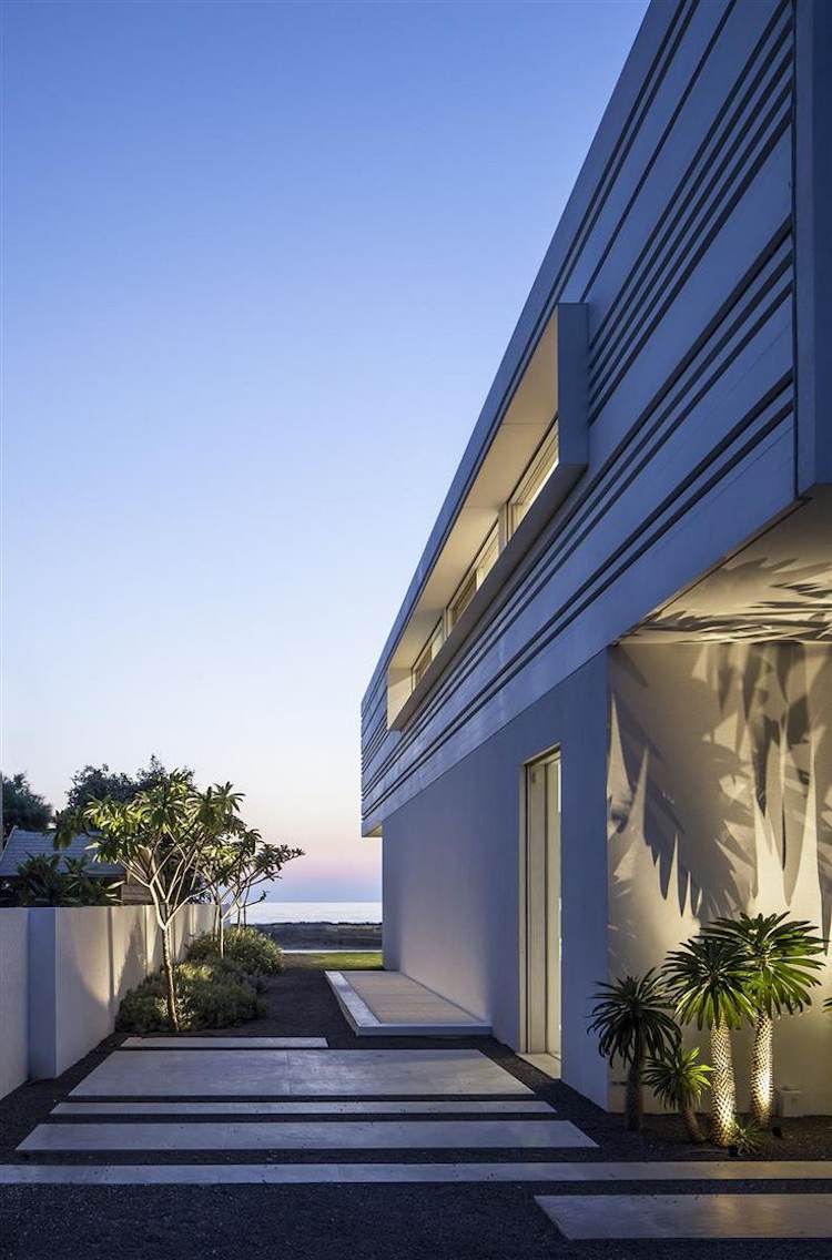 minimalistischer-garten-kiesgarten-beleuchtung-bäume-palmen-strandhaus