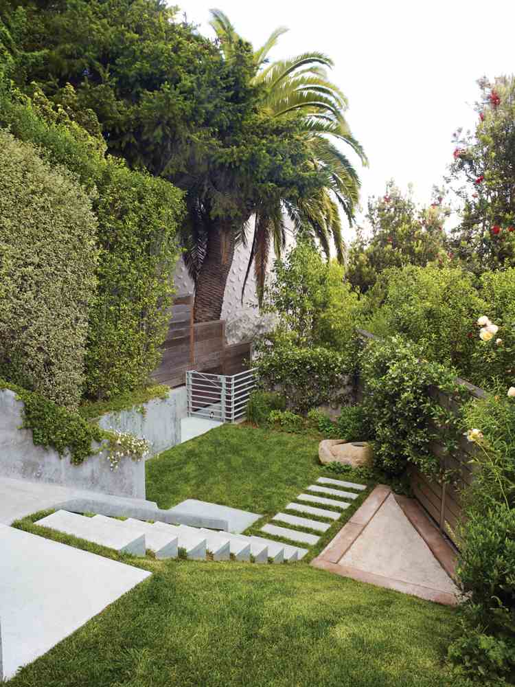 Minimalistischer Garten -treppe-hang-rasen-kletterpflanzen