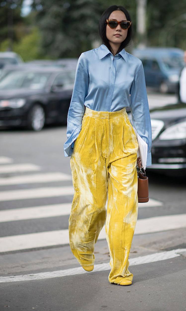 mode-trend-samt-gelb-seidenbluse-blau-outfit