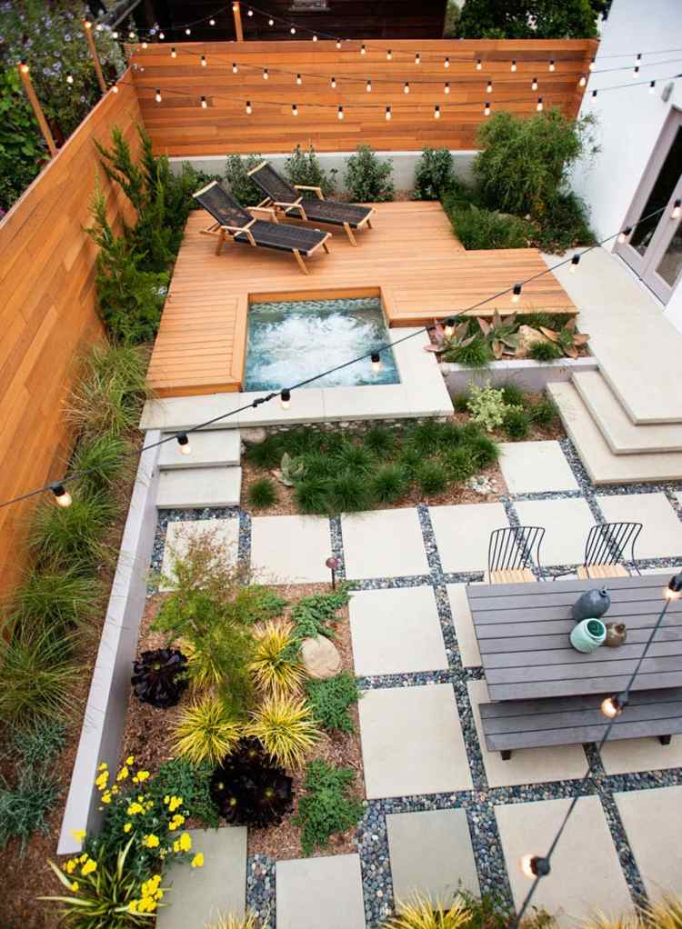 moderne-terrassen-anlegen-klein-garten-whirlpool-esstisch-gräser-immergrün