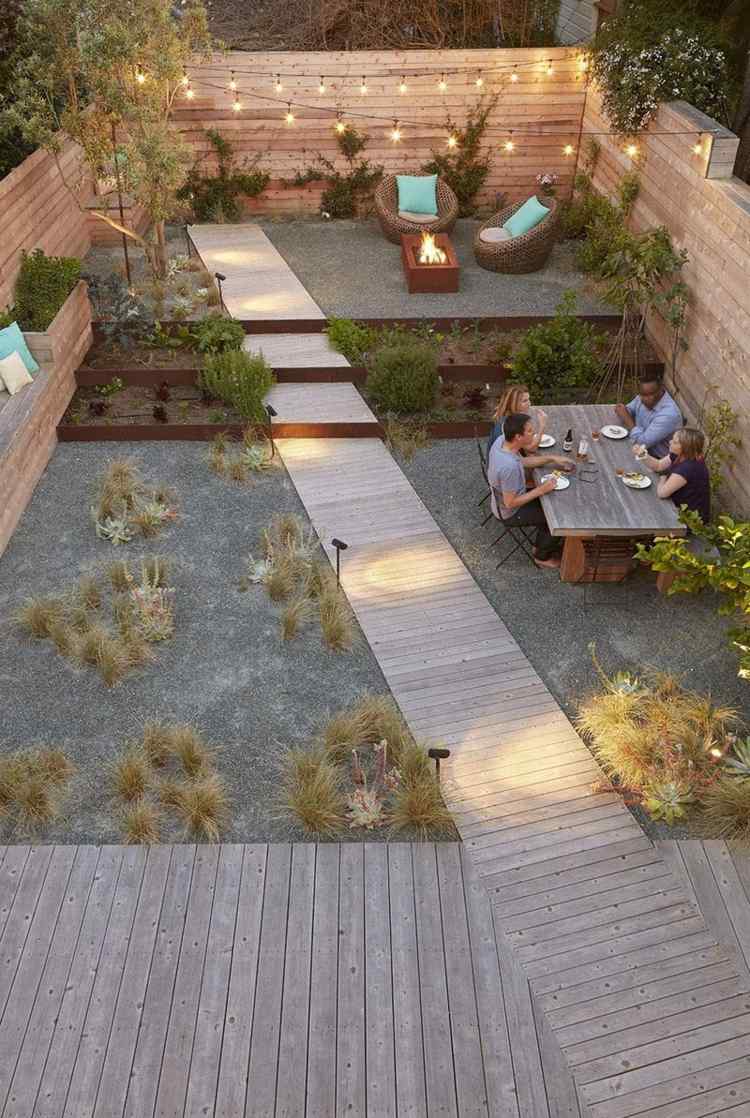 moderne-terrassen-gartenweg-diagonal-holz-bodenbelag-lichterkette-lounge-sessel-edelrost