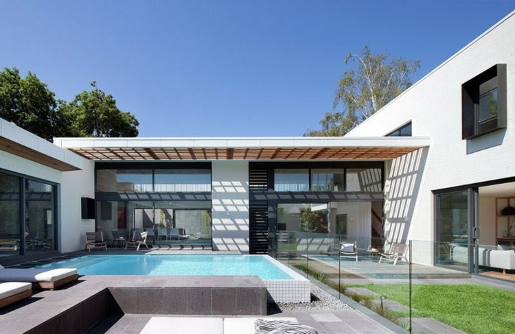 moderne-terrassen-glasgeländer-pool-schutz-mosaik-graue-fliesen-pergola-vordach