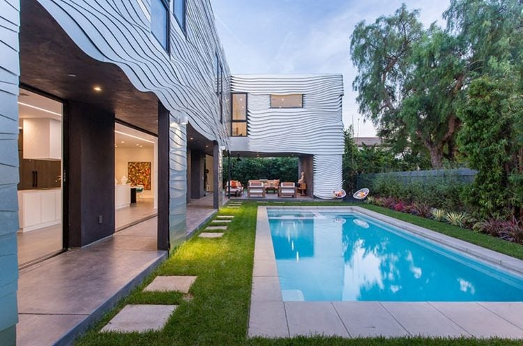 moderne-terrassen-minimalistische-gestaltungsideen--mauer-sträucher-ziergräser