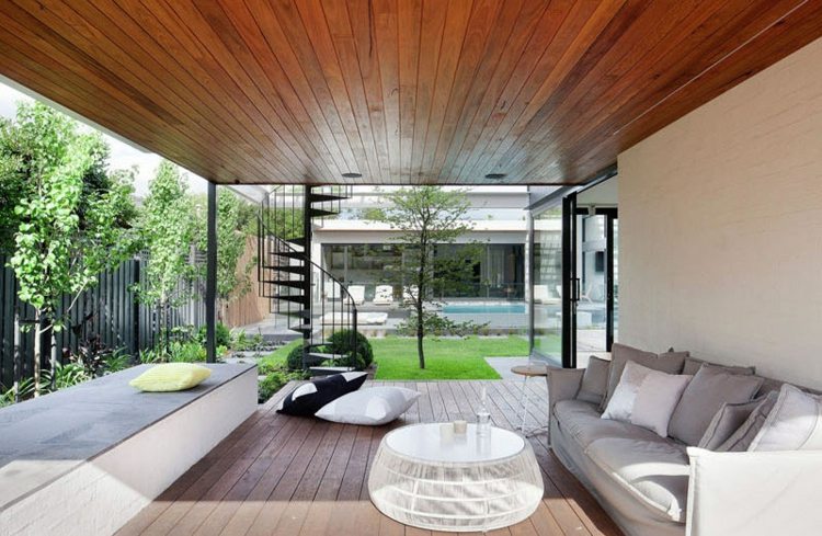 moderne-terrassen-outdoor-wohnzimmer-sofa-grau-wendeltreppe-couchtisch-weiß