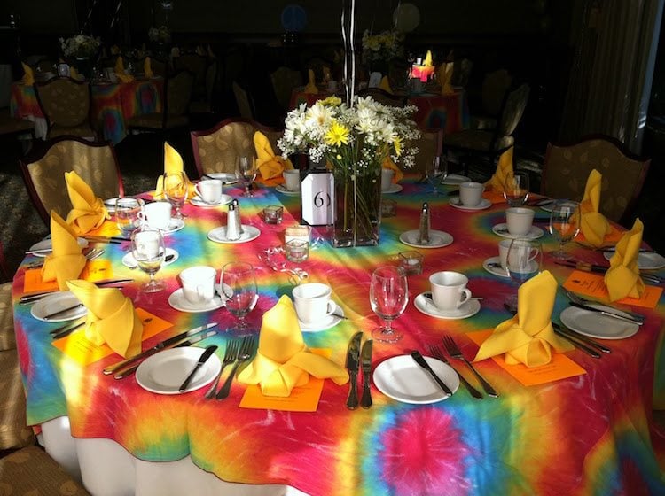 mottopartythemen-erwachsene-geburtstag-60er-tischdeko-hippie-regenbogen-farben