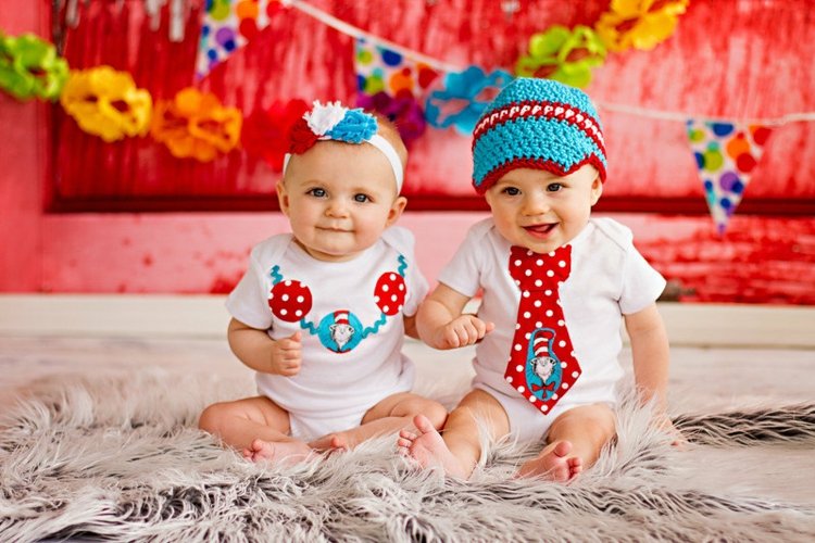 namen für zwillinge babys-geschwister-mädchen-junge-bodys-mütze-krawatte-geburtstag-party